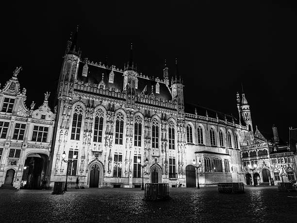 burg pies con el ayuntamiento en brujas por la noche - bruges town hall fotografías e imágenes de stock