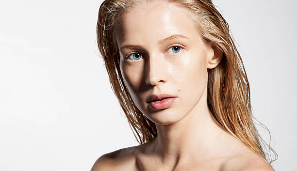 mujer con piel ideal sin maquillaje - bathtub women naked human face fotografías e imágenes de stock