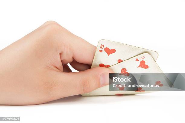 Dos Jugando Cartas En La Mano Aislado Sobre Fondo Blanco Foto de stock y más banco de imágenes de Blanco - Color