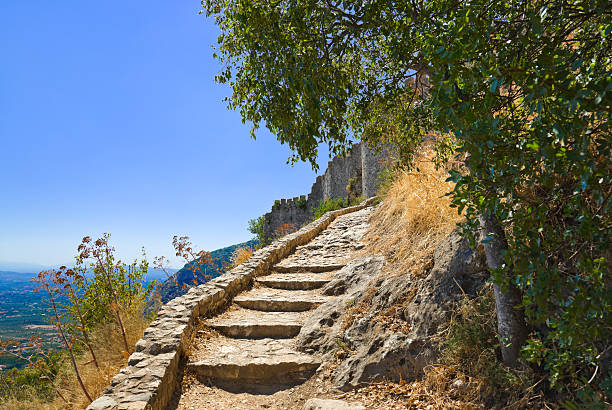 лестницы в старый форт в мистрас, греция - sparta greece ancient past archaeology стоковые фото и изображения