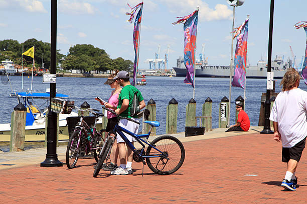 turista - editorial horizontal cycling crowd imagens e fotografias de stock