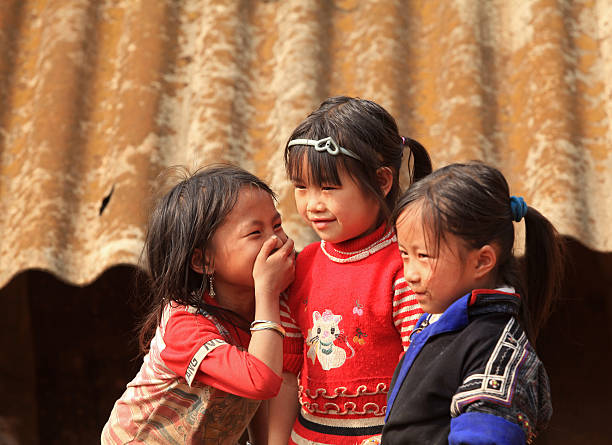 meo족 보그다 게임하기 놀이터를 정비했습니다 - little girls period costume playing child 뉴스 사진 이미지