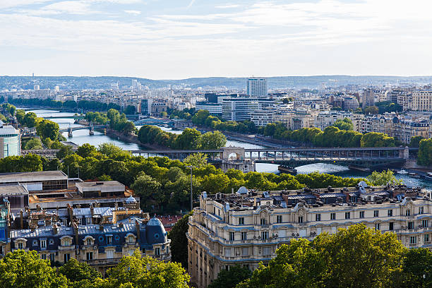 paysage urbain de paris - horizon over water white green blue photos et images de collection