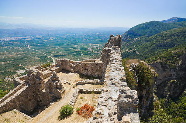 ruines de vieux fort de mystras, grèce - sparta greece ancient past archaeology photos et images de collection