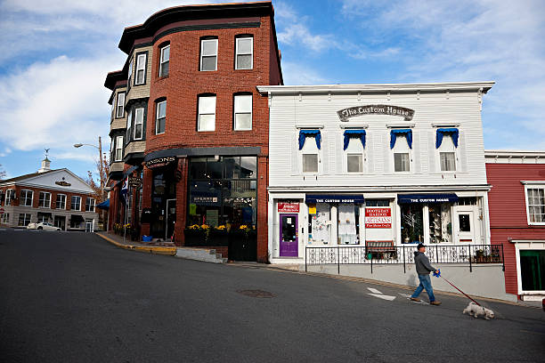 ходьба собаки в историческом boothbay харбор, мэн - residential district community small town america maine стоковые фото и изображения