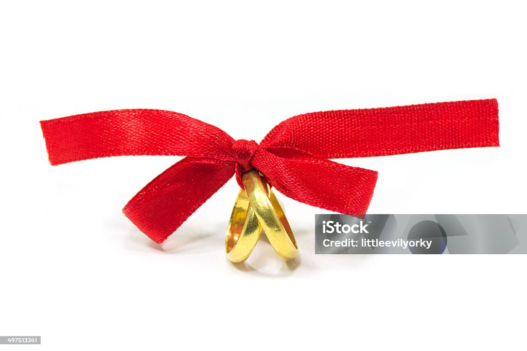 Anillos de oro, atada con cinta roja - Foto de stock de Accesorio personal libre de derechos