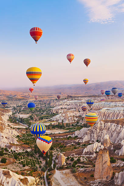 gorącym powietrzem balon latające nad kapadocja turcja - hot air balloon landscape sunrise mountain zdjęcia i obrazy z banku zdjęć