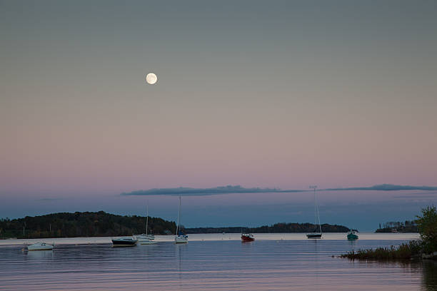 clair de lune sur la baie de mahone de yachts et de bateaux de pêche - mahone bay photos et images de collection