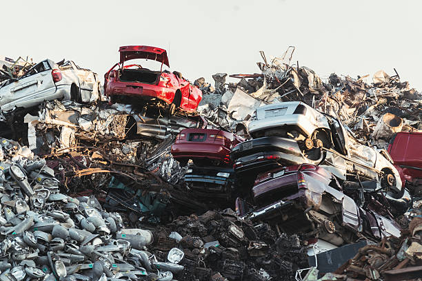 車両くず鉄置場 - car old rusty scrap metal ストックフォトと画像