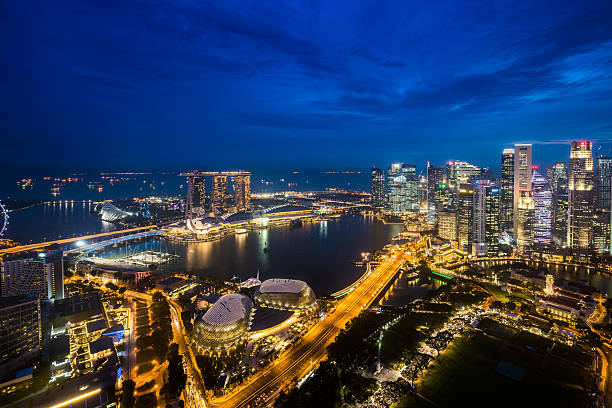 vista aérea de la bahía marina de singapur al atardecer - merlion singapore marina bay lighting equipment fotografías e imágenes de stock