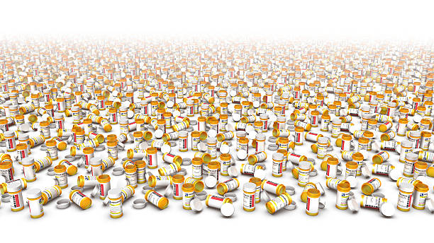 vista de alto ângulo de infinitas garrafas de comprimidos (fundo branco) - vicodin - fotografias e filmes do acervo