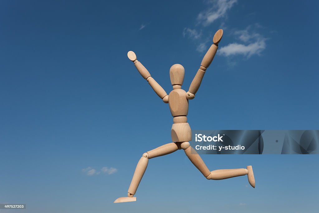 Boneco correndo o céu - Foto de stock de Atleta de campo e pista royalty-free