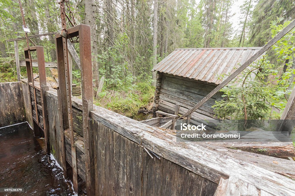 Old mill et ses Inondation gates - Photo de Accident et désastre libre de droits