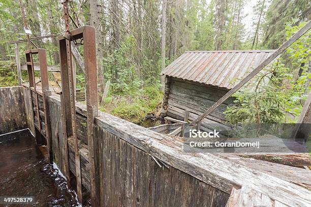 Old Mill И Наружный Ворота — стоковые фотографии и другие картинки Аборигенная культура - Аборигенная культура, Аварии и катастрофы, Антиквариат