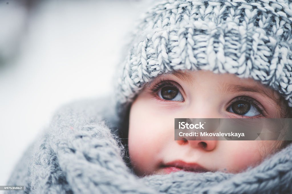 Fantasioso acogedor al aire libre, Retrato de niño pequeño niño chica en invierno - Foto de stock de Niño libre de derechos