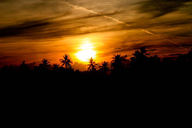 sunbeams przez chmury przechodzącej - orange county california beach zdjęcia i obrazy z banku zdjęć