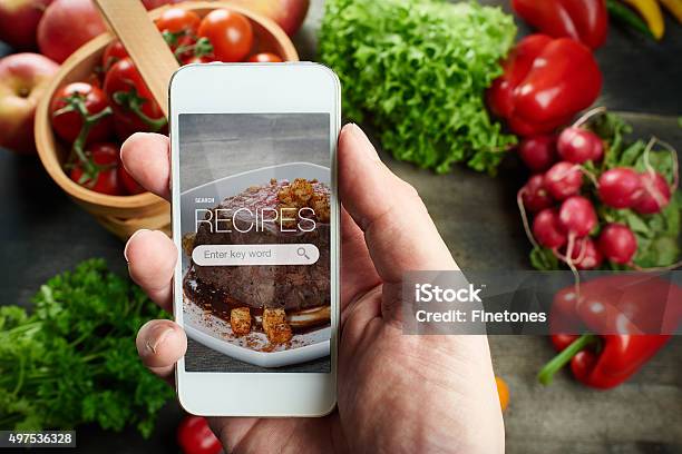 Food Rezepte Auf Smart Phone Stockfoto und mehr Bilder von Garkochen - Garkochen, Telefon, Kochrezept
