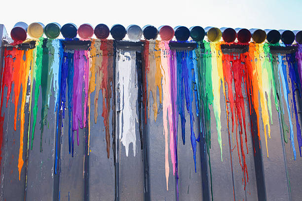 molti colori e spilling splash con sfondo di parete - paintbrush paint paint can drop foto e immagini stock