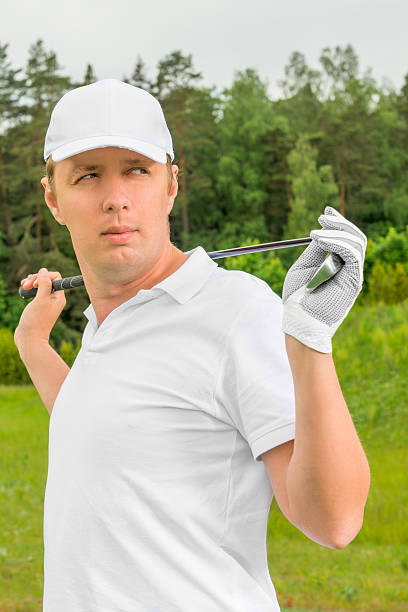 golfista em t-shirt e um boné de beisebol e taco de golfe - baseball cap cap hat golf hat imagens e fotografias de stock