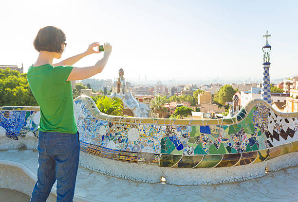 turista scattare foto con smartphone nel gaudí park guell, barcellona - gracia foto e immagini stock