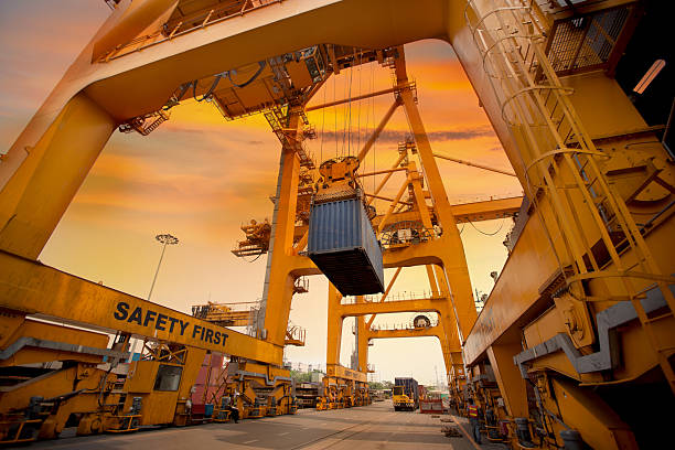 operazione di container nel porto - hoisting crane foto e immagini stock