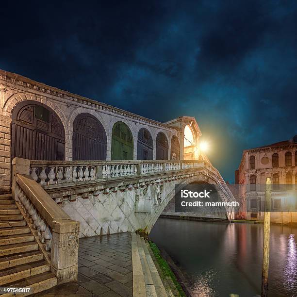 Puente De Rialto En La Noche Foto de stock y más banco de imágenes de Venecia - Italia - Venecia - Italia, Canal - Corriente de agua, Cuadrado - Composición