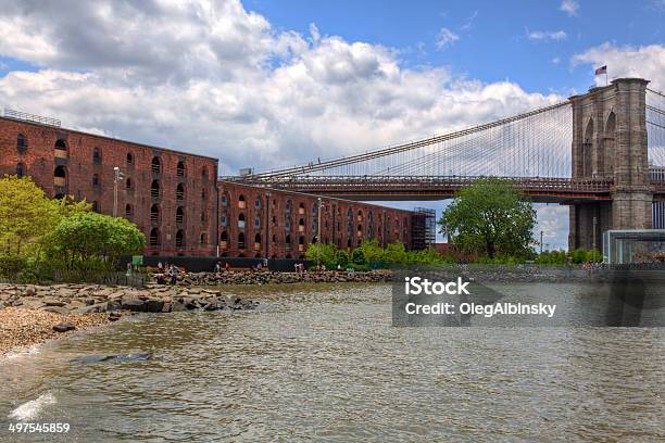 Dumbo Reconstrução E Ponte De Brooklyn Nova Iorque - Fotografias de stock e mais imagens de Alto - Descrição Física