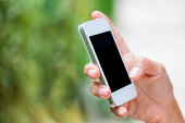 frau-mit-handy-im-freien.jpg?b=1&s=170x170&k=20&c=Z4oOyPRa-fmW6yjmfFrXDcOa2075A5gvQnwwDnOv-p8=