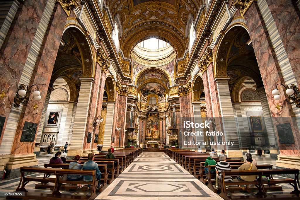 El Interior de la basílica dei SS.  Ambrogio e Carlo - Foto de stock de Adorno libre de derechos