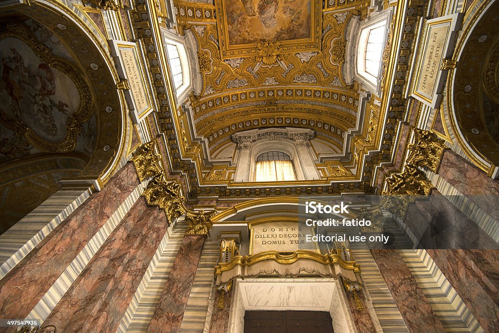 Intérieur de la basilique dei SS. Ambrogio e-Carlo - Photo de Ange libre de droits