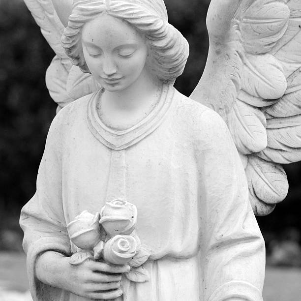 statua di angelo con rose - sentinels of the tomb foto e immagini stock