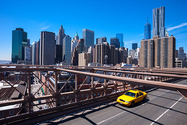 żółtą taksówką kabiny na brooklyn bridge i manhattan panoramę - brooklyn bridge taxi new york city brooklyn zdjęcia i obrazy z banku zdjęć