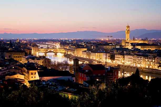 skyline von florenz, italien, in der abenddämmerung - palazzo vecchio piazza della signoria florence italy italy stock-fotos und bilder