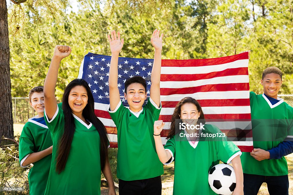 Sport: Teenager Freunden Fußball team mit USA Flagge Hintergrund. - Lizenzfrei 14-15 Jahre Stock-Foto
