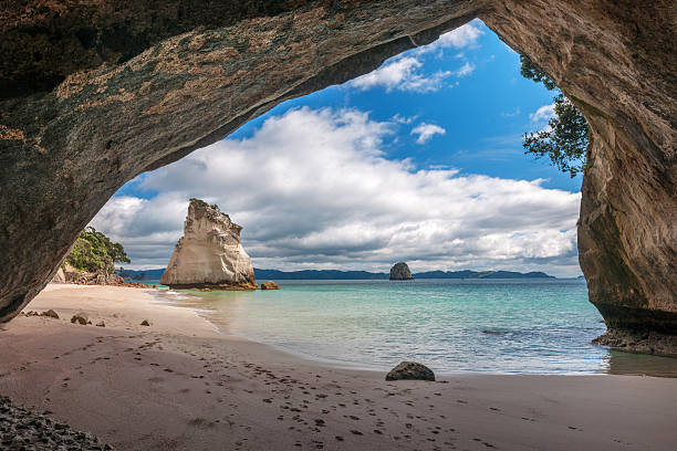 cave rock trous, îles de la baie géorgienne, north island en nouvelle-zélande - arch rock photos et images de collection