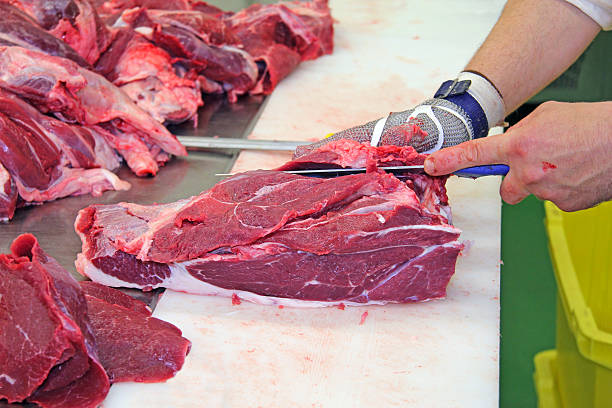 la carne fresca de carnicero corte de carne - food industry manufacturing human hand fotografías e imágenes de stock