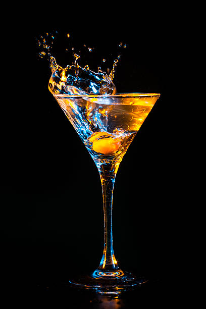 ярких коктейль - martini cocktail martini glass glass стоковые фото и изображения