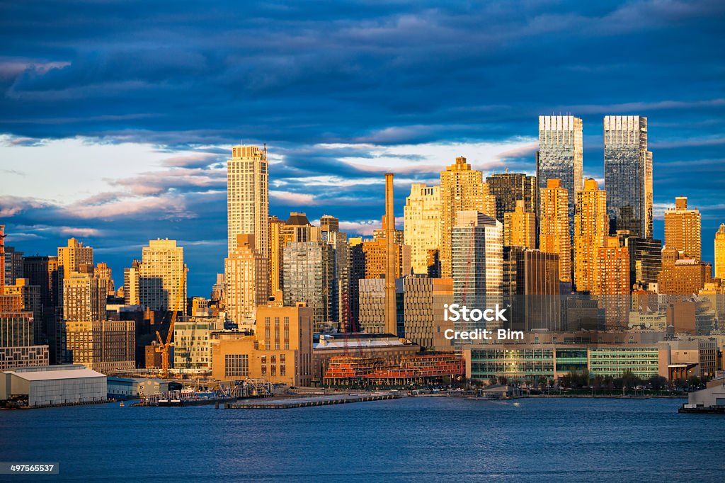 Vista da cidade ao pôr-do-sol, em Midtown Manhattan, Nova York - Foto de stock de Amarelo royalty-free
