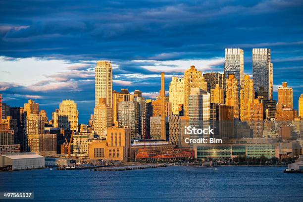 Foto de Vista Da Cidade Ao Pôrdosol Em Midtown Manhattan Nova York e mais fotos de stock de Amarelo