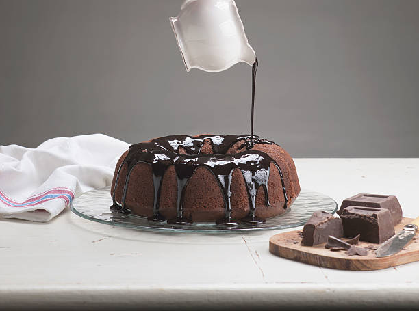 шоколадная глазурь на торт - chocolate cake dessert bundt cake стоковые фото и изображения