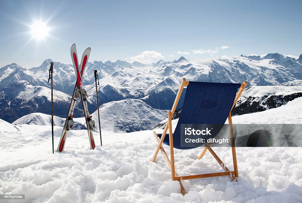 Fahren Sie ski and leer sun-Liege am-Gebirge im winter - Lizenzfrei Skifahren Stock-Foto