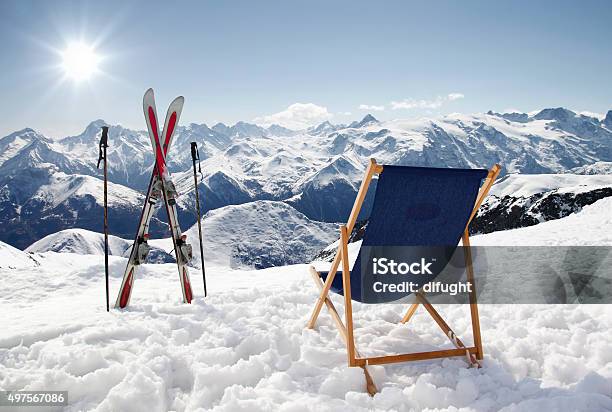 Fahren Sie Ski And Leer Sunliege Amgebirge Im Winter Stockfoto und mehr Bilder von Skifahren