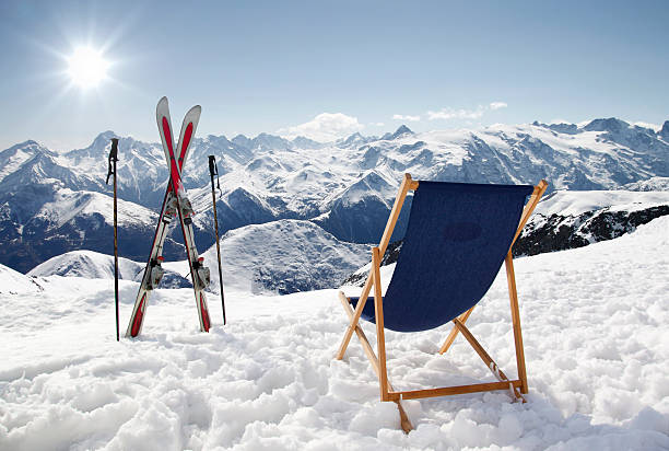 cross ski et vide chaise longue dans la montagne en hiver - mountain ski snow european alps photos et images de collection