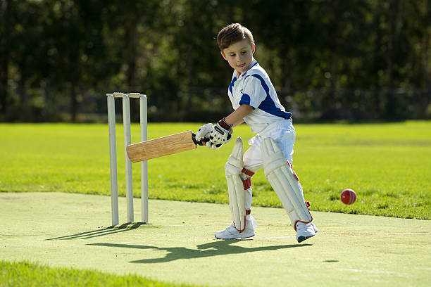 menino jogar de críquete - playing field determination exercising relaxation exercise imagens e fotografias de stock