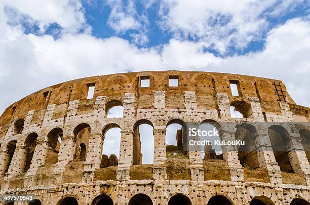 Colosseum Dos Mais Bem Conhecidos E Digna De Roma Um Ponto De Referência - Fotografias de stock e mais imagens de Ao Ar Livre