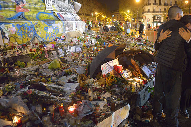 conmemoración contra los atentados terroristas (13 de noviembre de 2015) en parís. - muslim terrorist fotografías e imágenes de stock