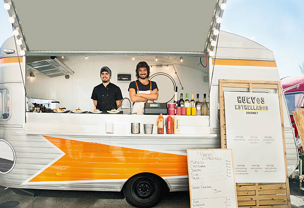 possuir um food truck - empreendedor dentro de seu caminhão - fotografias e filmes do acervo