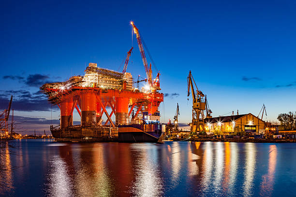 shipyard por la noche - oil rig oil construction sea fotografías e imágenes de stock