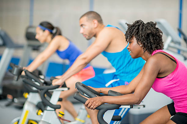 スピンクラスのジム - spinning gym exercising cycling ストックフォトと画像
