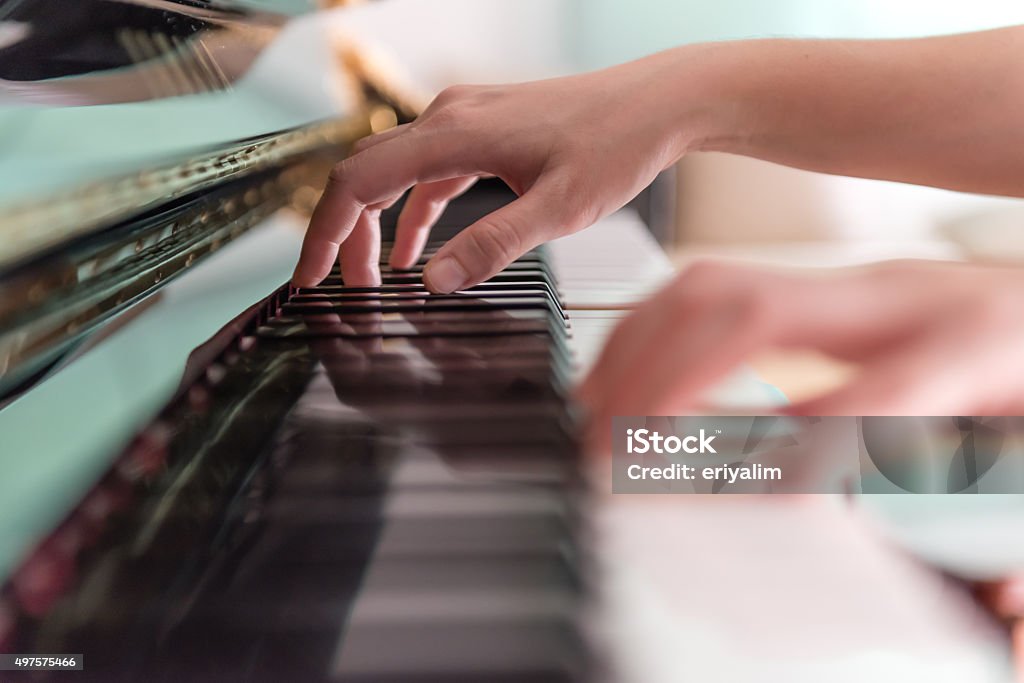 Jouant du Piano (Soft Focus - Photo de Piano libre de droits